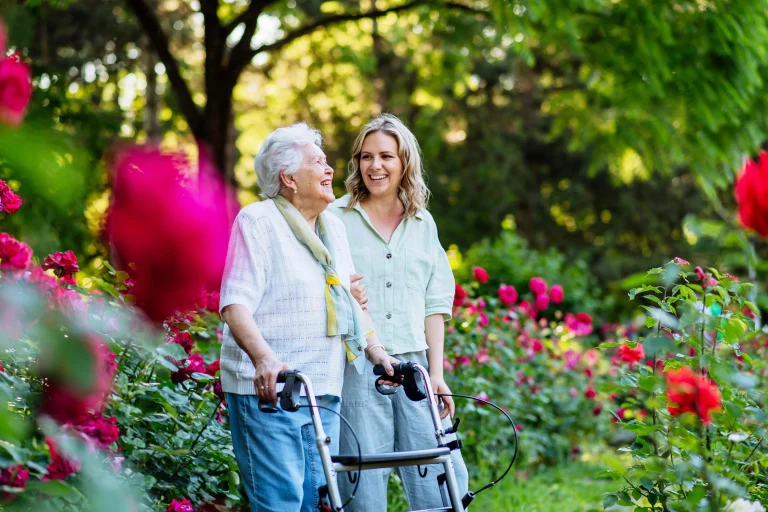 auxiliaire de vie se promenant avec une senior
