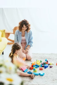 nounou qui joue avec un enfant