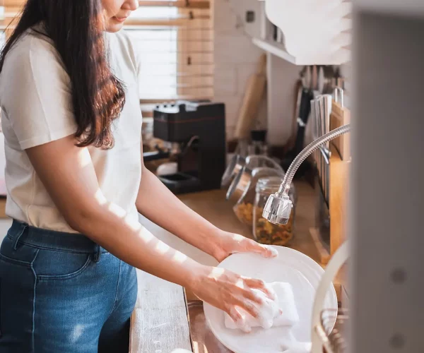 femme de ménage faisant la vaiselle