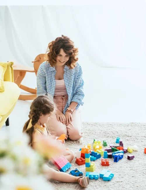nounou qui joue avec un enfant