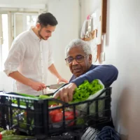 auxiliaire de vie qui aide un senior à faire à manger