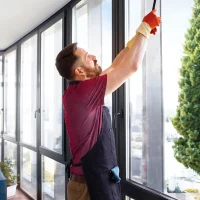 homme de ménage qui nettoie les vitres