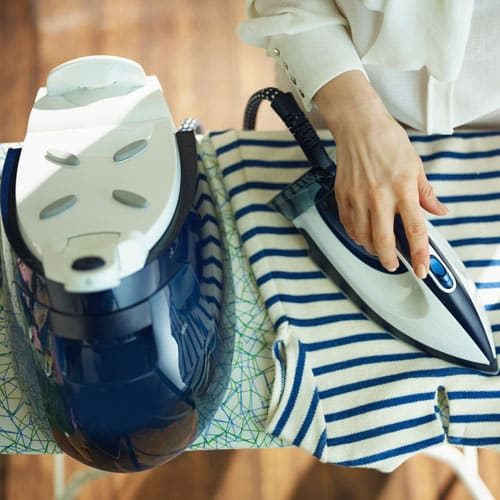 Main de femme qui fait du repassage